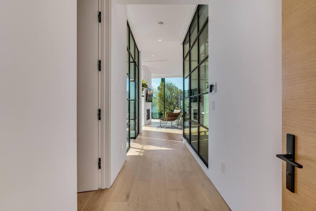 Modern, Resort-Style Home In West Hollywood ロサンゼルス エクステリア 写真