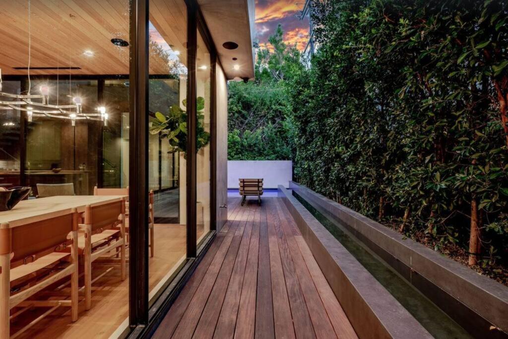 Modern, Resort-Style Home In West Hollywood ロサンゼルス エクステリア 写真