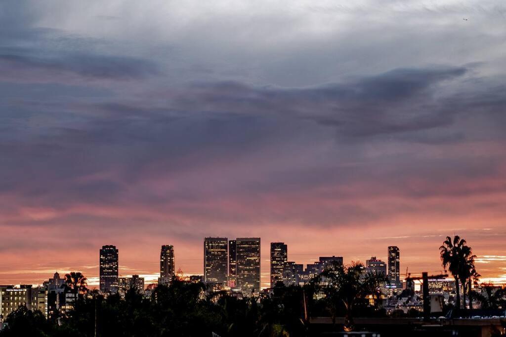 Modern, Resort-Style Home In West Hollywood ロサンゼルス エクステリア 写真