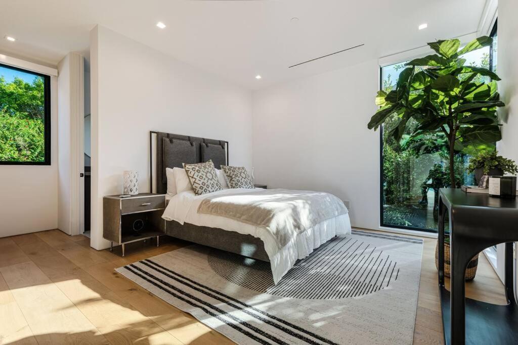 Modern, Resort-Style Home In West Hollywood ロサンゼルス エクステリア 写真