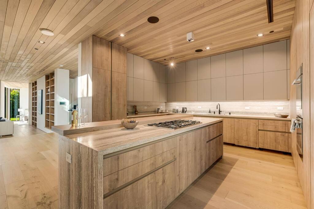 Modern, Resort-Style Home In West Hollywood ロサンゼルス エクステリア 写真