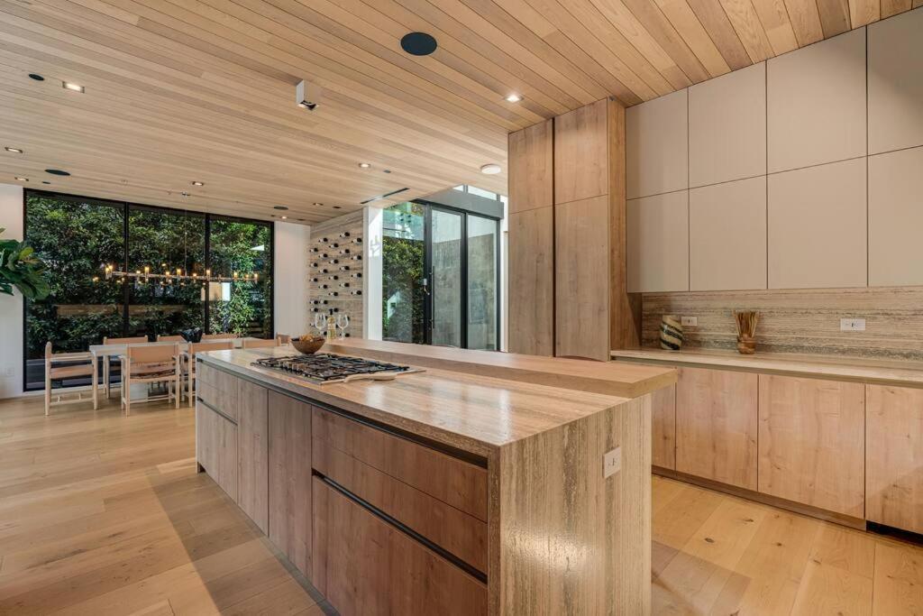 Modern, Resort-Style Home In West Hollywood ロサンゼルス エクステリア 写真