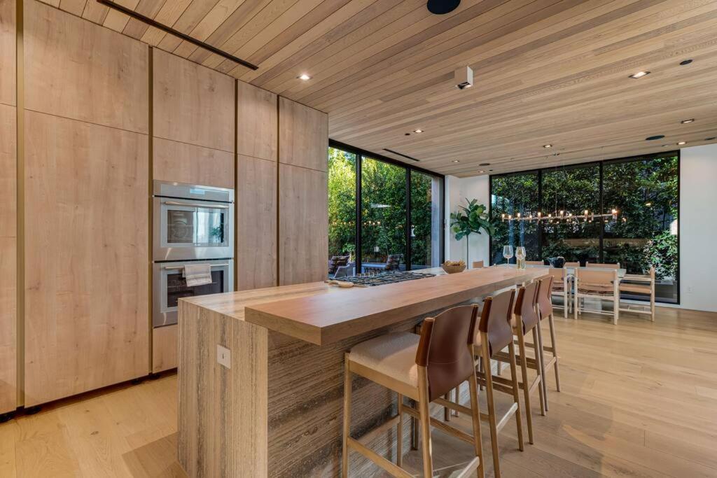 Modern, Resort-Style Home In West Hollywood ロサンゼルス エクステリア 写真